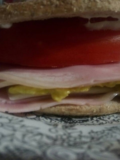 Una foto de Sándwich de york, queso y aguacate