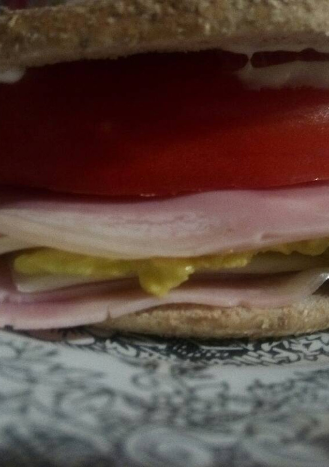 Una foto de Sándwich de york, queso y aguacate