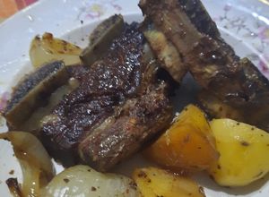 Una foto de Tira de asado con papa y cebolla (al horno en bolsa)