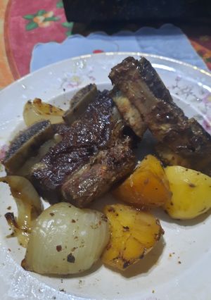 Una foto de Tira de asado con papa y cebolla (al horno en bolsa)