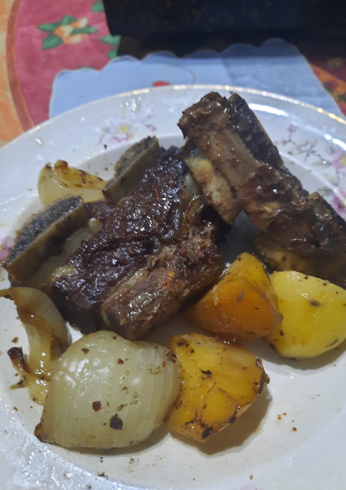 Una foto de Tira de asado con papa y cebolla (al horno en bolsa)