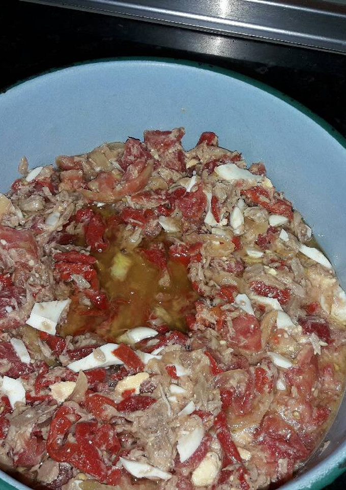 Una foto de Ensalada de pimiento rojo con huevo🤗🖒🍽
