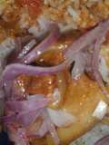 Arroz con adobo de cerdo y plátanos fritos