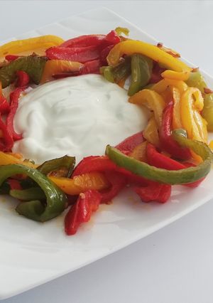 Une photo de Poivrons grillés et sauce yaourt