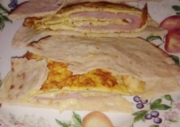 Simple Way to Make Any-night-of-the-week Ham and cheese 🧀 omlet in pita bread 🍞🍞🍞