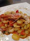 Gnocchi con Gamberetti, Pomodorini Freschi, Gamberoni, Bisqué di Gamberetti e Granella di Bronte