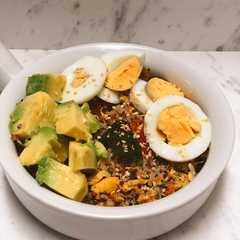 Una foto de Almuerzo saludable: bowl de quinoa con pollo desmechado 🍗 🥣