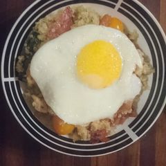 A picture of Bacon chicken warm quinoa salad bowl.