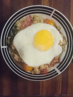 A picture of Bacon chicken warm quinoa salad bowl.