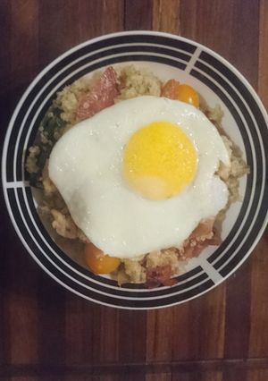 A picture of Bacon chicken warm quinoa salad bowl.