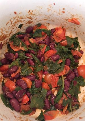A picture of Tomato, kidney bean and spinach baby food.