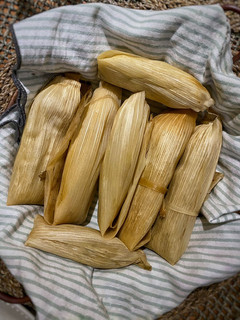 Una foto de Tamales de pollo con mole