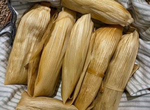 Una foto de Tamales de pollo con mole
