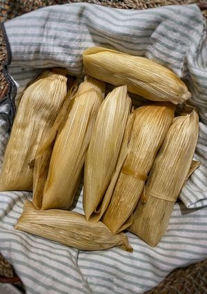 Una foto de Tamales de pollo con mole