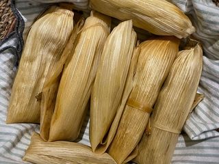 Tamales de pollo con mole