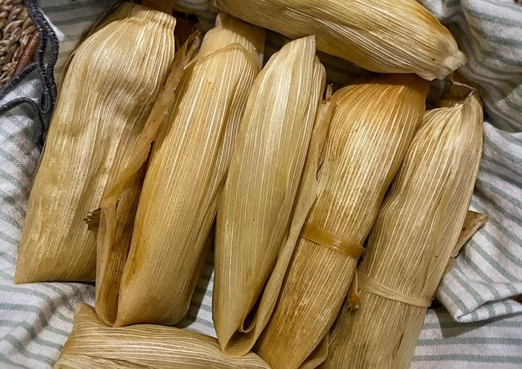 Tamales de pollo con mole