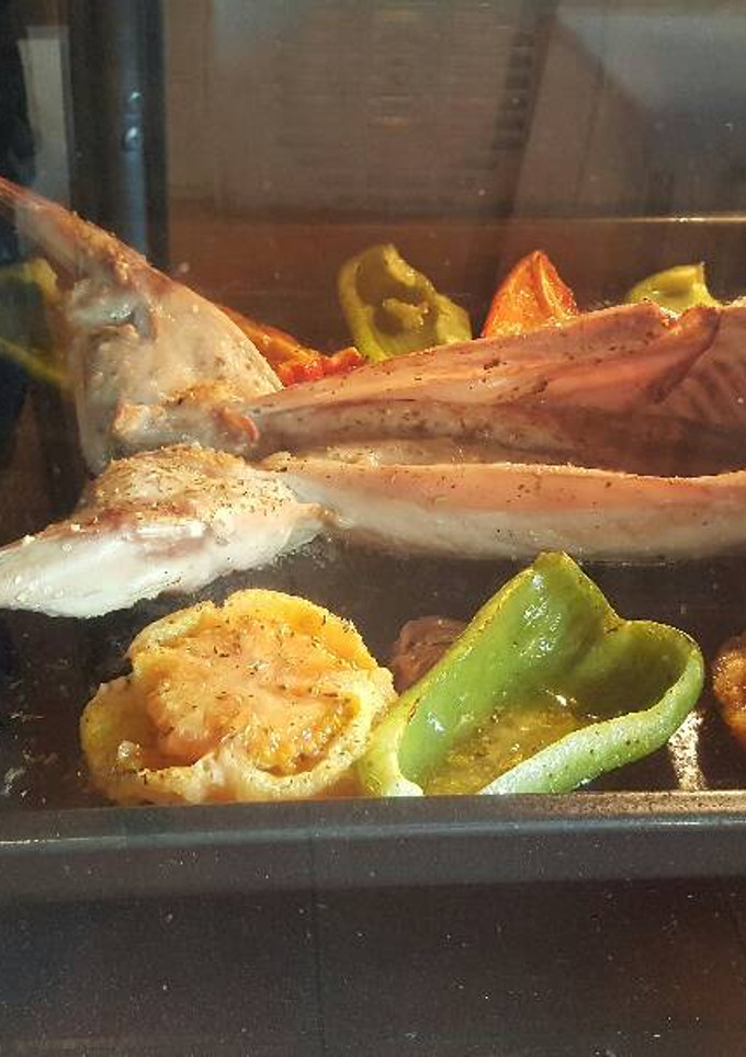 Una foto de Conejo con verdura al horno