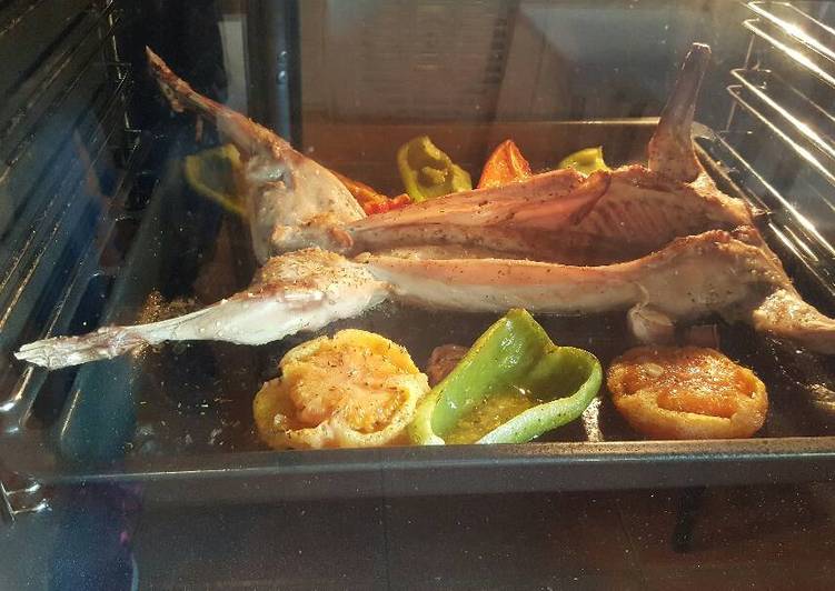 Conejo con verdura al horno