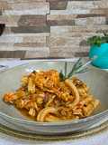 Pasta casarecce estilo griego con pollo