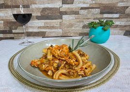 Pasta casarecce estilo griego con pollo