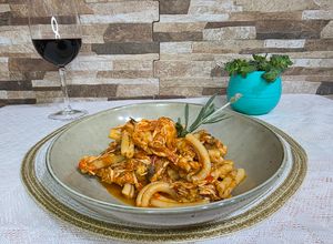 Una foto de Pasta casarecce estilo griego con pollo