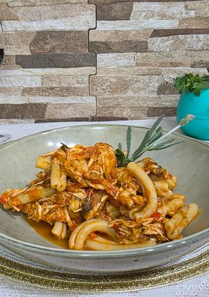 Una foto de Pasta casarecce estilo griego con pollo