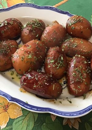 Une photo de Pommes de terre roseval confites au jus de prunes et bouillon de champignons
