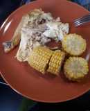 Pollo al horno con mazorcas de maíz