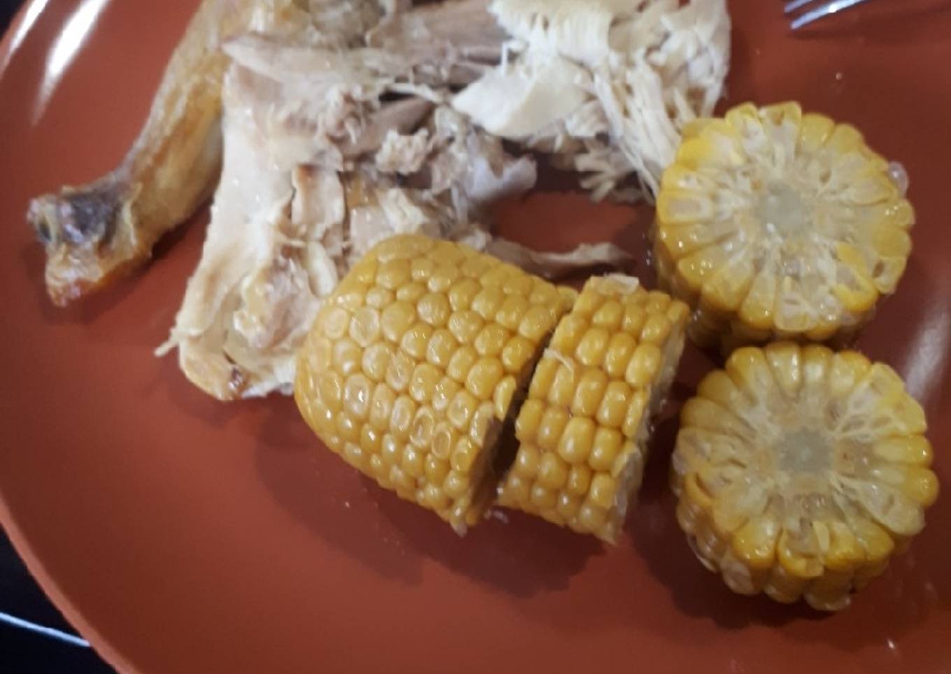 Pollo al horno con mazorcas de maíz