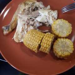 Una foto de Pollo al horno con mazorcas de maíz