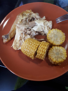 Una foto de Pollo al horno con mazorcas de maíz