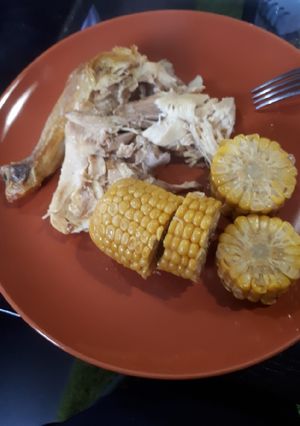 Una foto de Pollo al horno con mazorcas de maíz