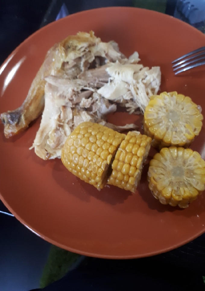 Una foto de Pollo al horno con mazorcas de maíz