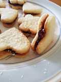 Biscotti di frolla al cocco con ripieno di composta di amarene