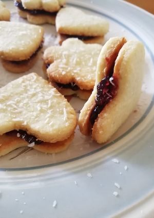 Foto di Biscotti di frolla al cocco con ripieno di composta di amarene