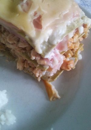 Una foto de Lasaña de pollo Jamón y queso con masa casera de espinaca