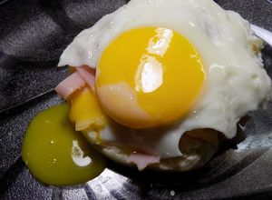 Una foto de Sándwich Argentino con huevo  (ni croque madame, ni croque monsieur)