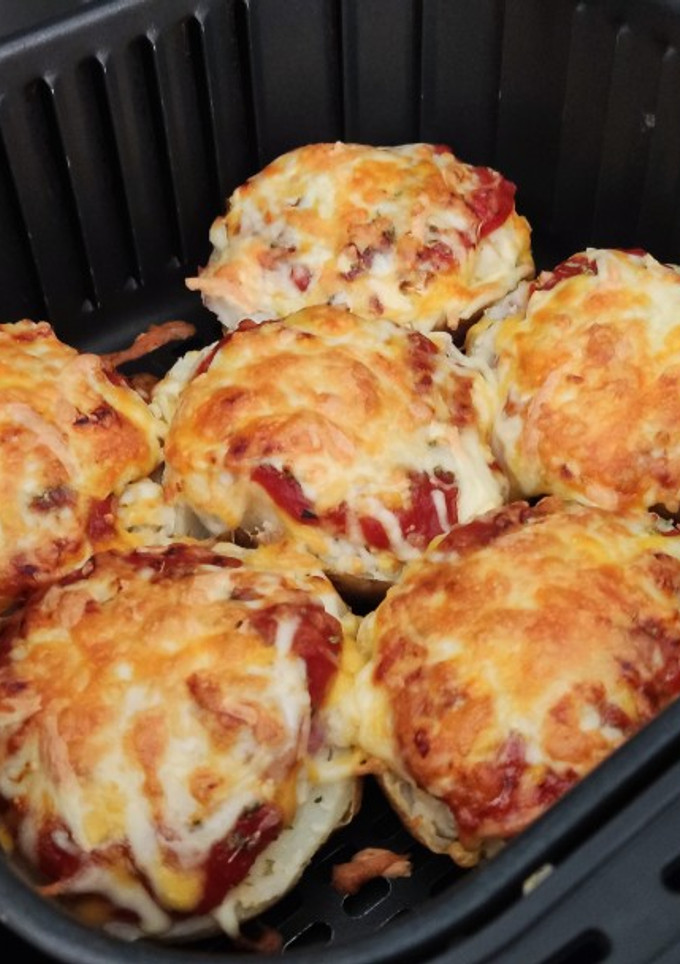 Una foto de Patatas asadas rellenas de jamón serrano y queso gratinadas en airfryer