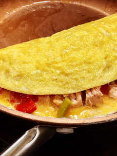Una foto de Tortilla de bonito en escabeche, pimiento rojo asado y piparras 🤩🤩