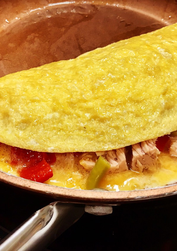 Una foto de Tortilla de bonito en escabeche, pimiento rojo asado y piparras 🤩🤩