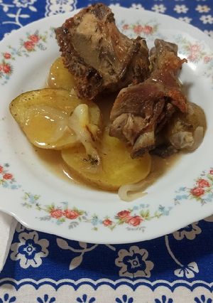 Una foto de 🐓Pitu caleya o pollo al horno con patatas muy fácil
