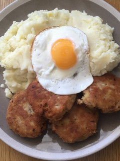 Una foto de Puré con croquetas🥔🐟🥚