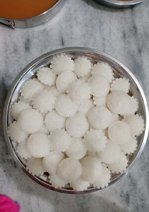 Hình của món Bánh bò rễ tre hấp.