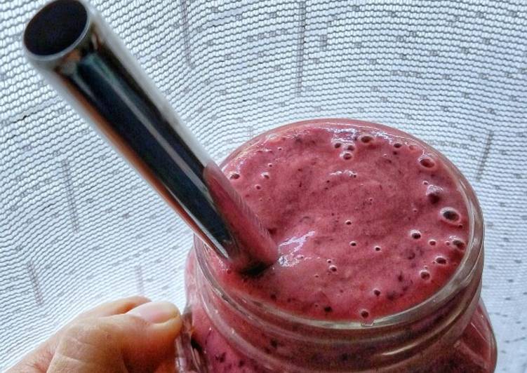 Recipe of Ultimate Avocado and Berry Smoothie