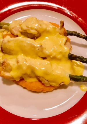 รูปของ อกไก่พันหน่อไม้ฝรั่ง มันหวานบด ซอสครีมกระเทียม