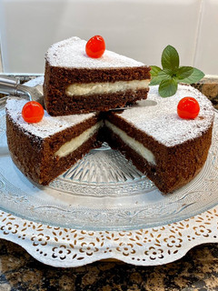 Una foto de Pastel de chocolate relleno con crema de coco