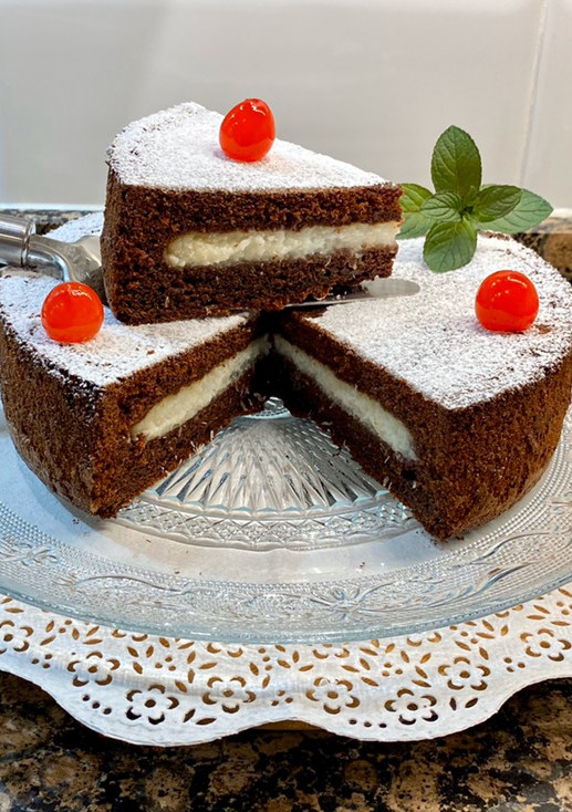 Una foto de Pastel de chocolate relleno con crema de coco