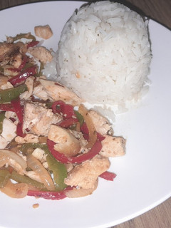 Una foto de Arroz con salteado de morrón y pollo