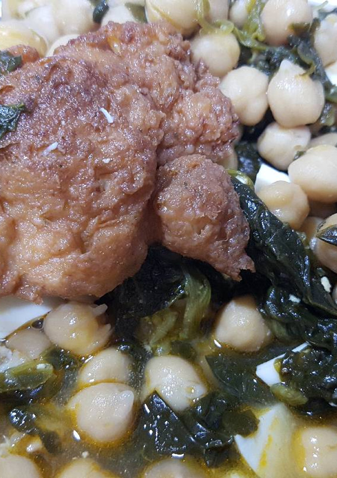 Una foto de Potaje de Garbanzos con Espinacas, Bacalao...😋🍽