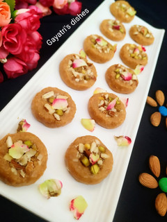 काठियावाड़ी थाबरी पेड़ा (kathiyawadi thabdi peda recipe in Hindi) रेसिपी मुख्य फोटो